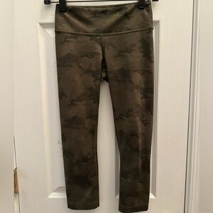 Lululemon Wunder Camo Capri Leggings Size 2 Yoga Pants Running